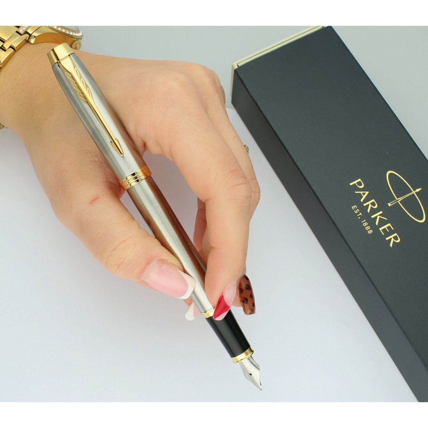 Pióro wieczne Parker IM Brushed 1931649 w szarym kolorze ze złotymi wykończeniami. Idealny pomysł na prezent z grawerem. Artykuły piśmiennicze na prezent. Świetny upominek marki Parker dla VIP-ów..jpg